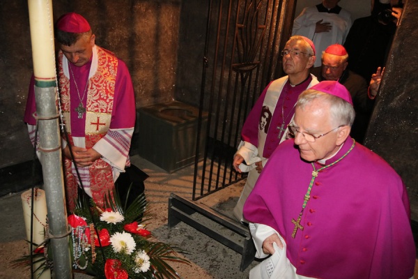 biskupi w celi śmierci świętego maksymiliana kolbego